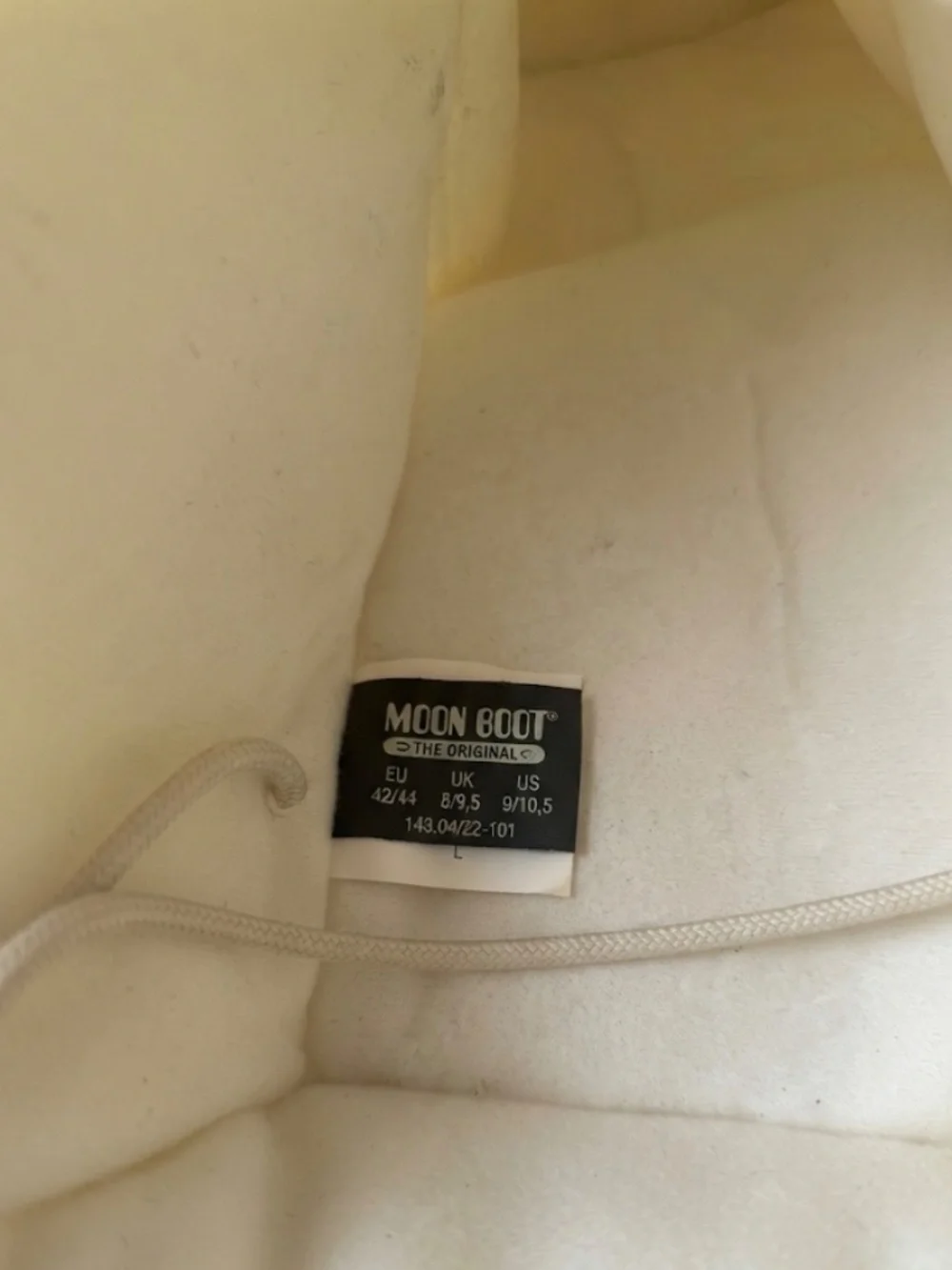 Cream Moon Boots - Size US 9-10.5 (EU 42-44)